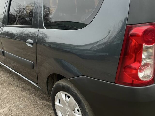 Серый Рено Логан, объемом двигателя 1.6 л и пробегом 227 тыс. км за 5100 $, фото 4 на Automoto.ua