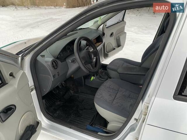 Серый Рено Логан, объемом двигателя 1.6 л и пробегом 710 тыс. км за 4200 $, фото 5 на Automoto.ua