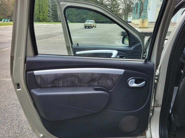 Сірий Рено Логан, об'ємом двигуна 1.6 л та пробігом 146 тис. км за 5900 $, фото 17 на Automoto.ua