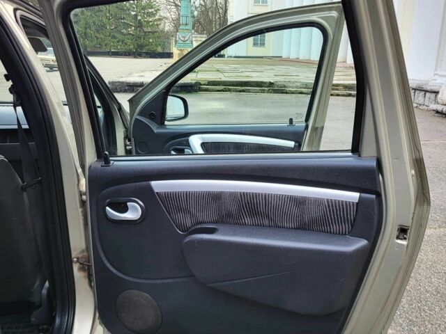 Сірий Рено Логан, об'ємом двигуна 1.6 л та пробігом 146 тис. км за 5900 $, фото 18 на Automoto.ua