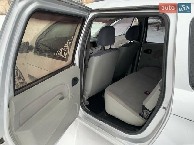 Серый Рено Логан, объемом двигателя 1.6 л и пробегом 710 тыс. км за 4200 $, фото 8 на Automoto.ua