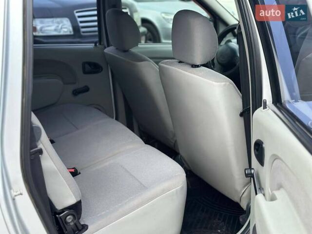 Серый Рено Логан, объемом двигателя 1.6 л и пробегом 185 тыс. км за 4850 $, фото 7 на Automoto.ua