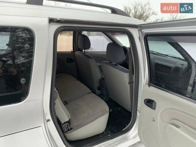 Серый Рено Логан, объемом двигателя 1.6 л и пробегом 710 тыс. км за 4200 $, фото 6 на Automoto.ua