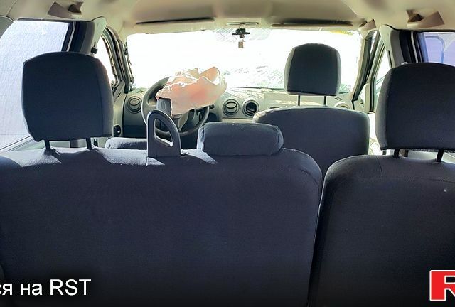 Серый Рено Логан, объемом двигателя 1.5 л и пробегом 202 тыс. км за 1400 $, фото 6 на Automoto.ua