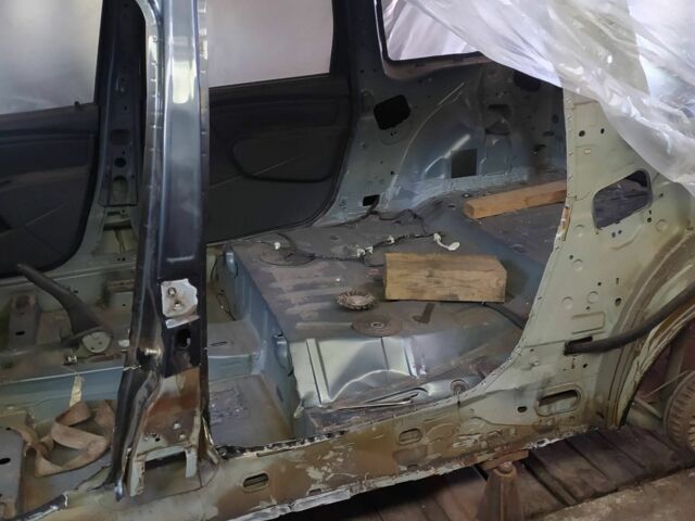 Серый Рено Логан, объемом двигателя 1.6 л и пробегом 76 тыс. км за 2200 $, фото 1 на Automoto.ua