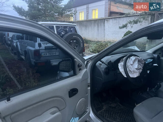 Сірий Рено Логан, об'ємом двигуна 1.6 л та пробігом 200 тис. км за 2350 $, фото 5 на Automoto.ua