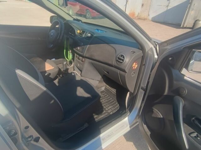 Серый Рено Логан, объемом двигателя 1.6 л и пробегом 220 тыс. км за 5800 $, фото 5 на Automoto.ua