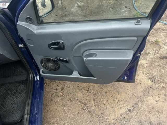 Синій Рено Логан, об'ємом двигуна 1.6 л та пробігом 430 тис. км за 3500 $, фото 12 на Automoto.ua