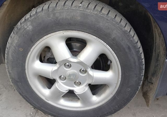 Синій Рено Логан, об'ємом двигуна 1.6 л та пробігом 283 тис. км за 5600 $, фото 3 на Automoto.ua