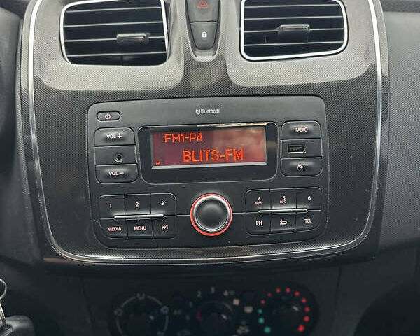 Синий Рено Логан, объемом двигателя 1 л и пробегом 98 тыс. км за 6100 $, фото 5 на Automoto.ua