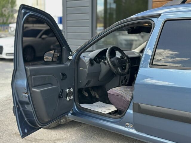 Синий Рено Логан, объемом двигателя 1.5 л и пробегом 245 тыс. км за 5700 $, фото 9 на Automoto.ua