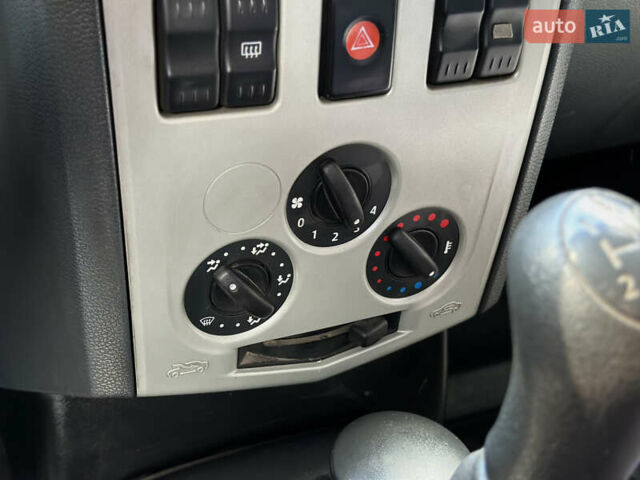 Синій Рено Логан, об'ємом двигуна 1.46 л та пробігом 266 тис. км за 5700 $, фото 29 на Automoto.ua