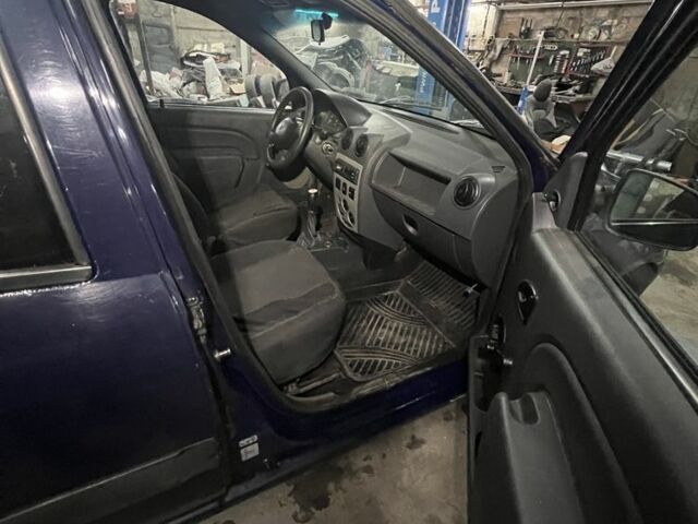 Синій Рено Логан, об'ємом двигуна 1.6 л та пробігом 362 тис. км за 2800 $, фото 13 на Automoto.ua