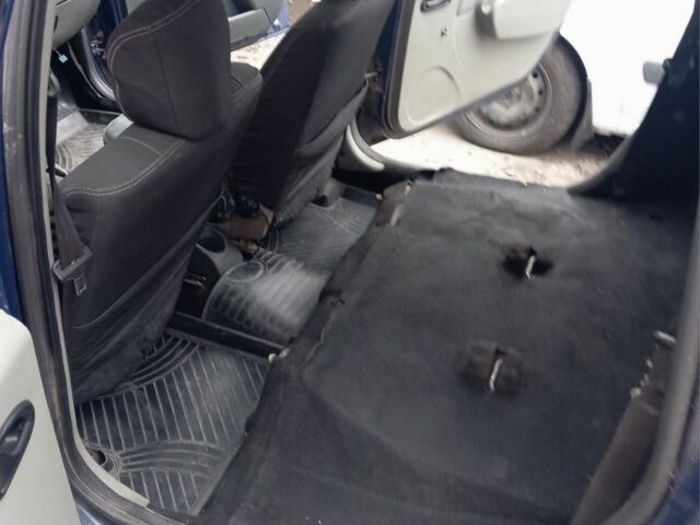 Синій Рено Логан, об'ємом двигуна 1.6 л та пробігом 362 тис. км за 2800 $, фото 9 на Automoto.ua