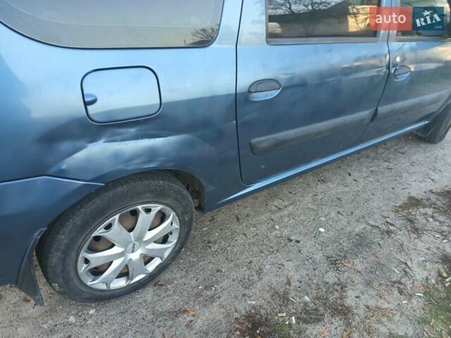 Синий Рено Логан, объемом двигателя 1.6 л и пробегом 112 тыс. км за 5200 $, фото 5 на Automoto.ua