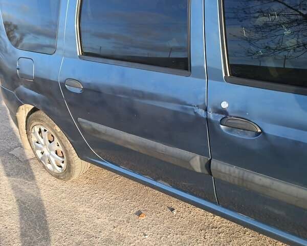 Синий Рено Логан, объемом двигателя 1.6 л и пробегом 112 тыс. км за 5200 $, фото 3 на Automoto.ua