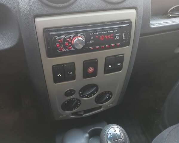 Синий Рено Логан, объемом двигателя 1.6 л и пробегом 112 тыс. км за 5200 $, фото 6 на Automoto.ua