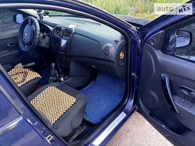 Синій Рено Логан, об'ємом двигуна 1.6 л та пробігом 235 тис. км за 7000 $, фото 2 на Automoto.ua