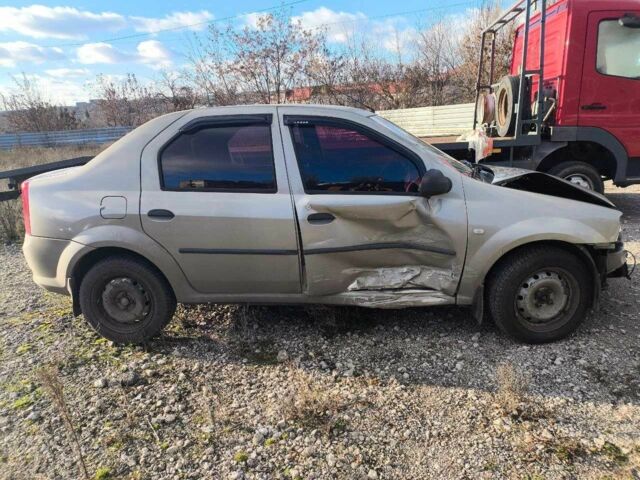 Зеленый Рено Логан, объемом двигателя 1.5 л и пробегом 190 тыс. км за 2500 $, фото 4 на Automoto.ua