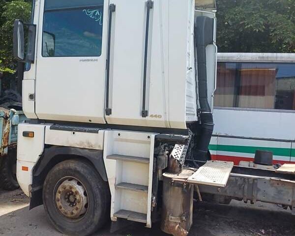 Белый Рено Магнум, объемом двигателя 12.1 л и пробегом 900 тыс. км за 1900 $, фото 1 на Automoto.ua