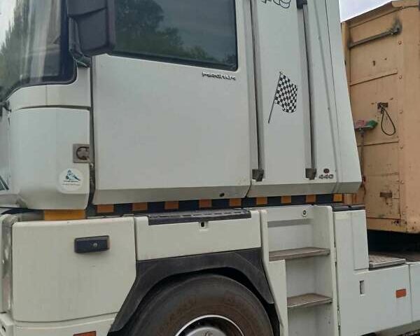 Белый Рено Магнум, объемом двигателя 11.9 л и пробегом 600 тыс. км за 7500 $, фото 11 на Automoto.ua