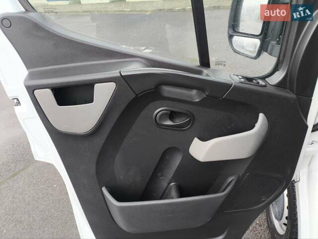 Белый Рено Мастер, объемом двигателя 2.3 л и пробегом 350 тыс. км за 17000 $, фото 34 на Automoto.ua