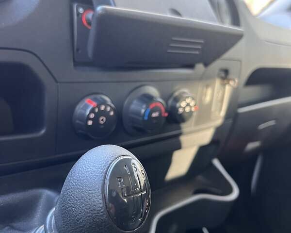 Белый Рено Мастер, объемом двигателя 2.3 л и пробегом 211 тыс. км за 22500 $, фото 3 на Automoto.ua