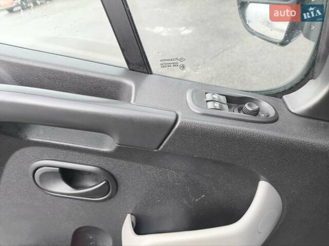 Белый Рено Мастер, объемом двигателя 2.3 л и пробегом 350 тыс. км за 17000 $, фото 24 на Automoto.ua