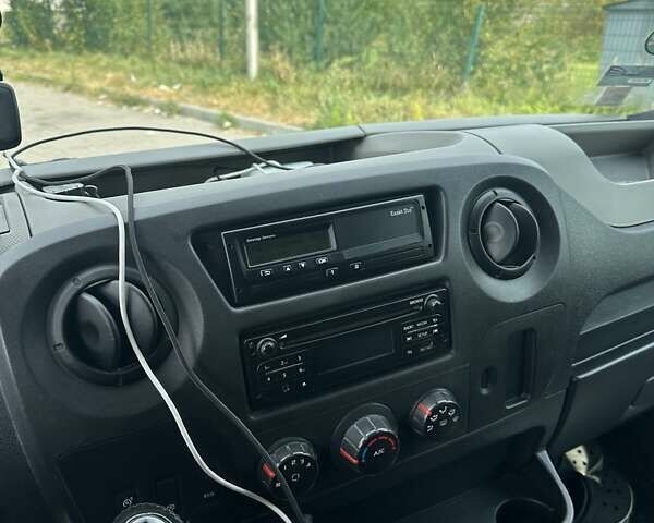 Белый Рено Мастер, объемом двигателя 2.3 л и пробегом 670 тыс. км за 17500 $, фото 10 на Automoto.ua