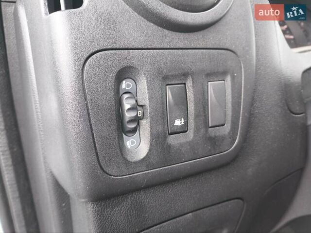 Белый Рено Мастер, объемом двигателя 2.3 л и пробегом 350 тыс. км за 17000 $, фото 23 на Automoto.ua