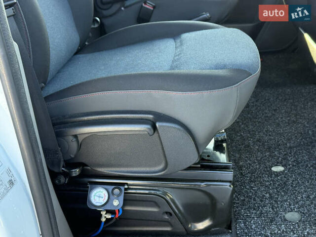 Белый Рено Мастер, объемом двигателя 2.3 л и пробегом 244 тыс. км за 17999 $, фото 14 на Automoto.ua