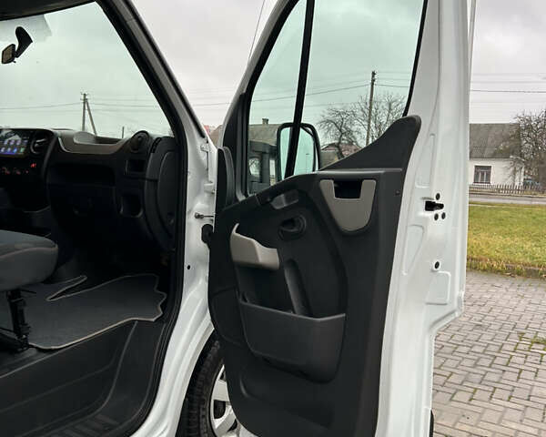 Белый Рено Мастер, объемом двигателя 2.3 л и пробегом 276 тыс. км за 16000 $, фото 11 на Automoto.ua