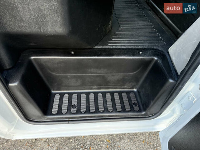 Белый Рено Мастер, объемом двигателя 0 л и пробегом 239 тыс. км за 23200 $, фото 49 на Automoto.ua