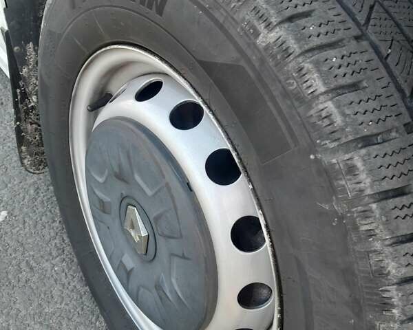 Белый Рено Мастер, объемом двигателя 2.3 л и пробегом 709 тыс. км за 14500 $, фото 2 на Automoto.ua