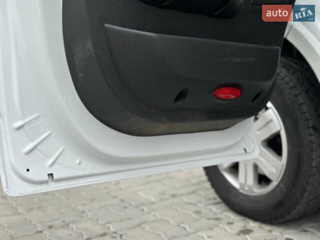 Белый Рено Мастер, объемом двигателя 2.3 л и пробегом 580 тыс. км за 15300 $, фото 22 на Automoto.ua