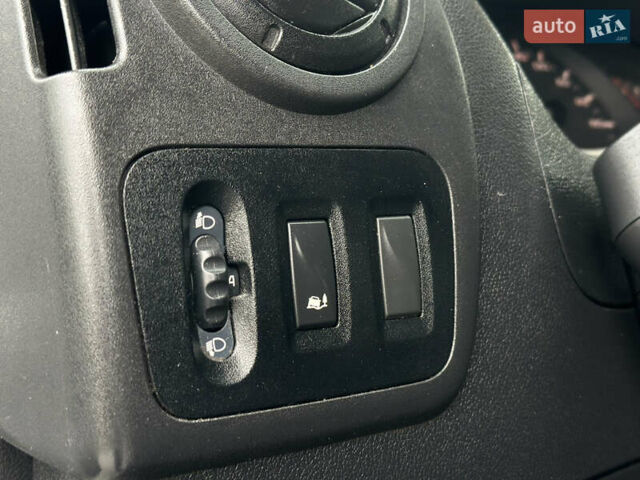 Белый Рено Мастер, объемом двигателя 2.3 л и пробегом 580 тыс. км за 15300 $, фото 45 на Automoto.ua