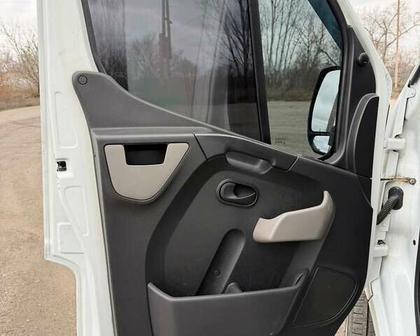 Белый Рено Мастер, объемом двигателя 2.3 л и пробегом 327 тыс. км за 25000 $, фото 12 на Automoto.ua