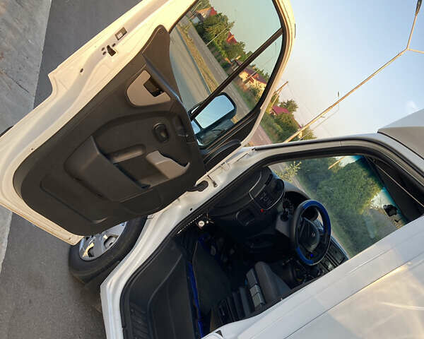 Белый Рено Мастер, объемом двигателя 2.3 л и пробегом 450 тыс. км за 17700 $, фото 28 на Automoto.ua