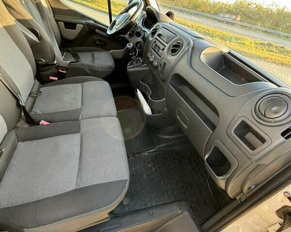 Белый Рено Мастер, объемом двигателя 2.3 л и пробегом 400 тыс. км за 13700 $, фото 3 на Automoto.ua