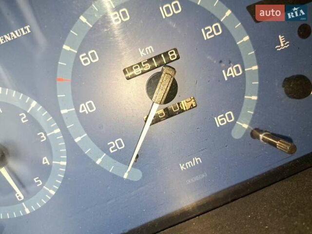 Белый Рено Мастер, объемом двигателя 2.5 л и пробегом 186 тыс. км за 3600 $, фото 4 на Automoto.ua