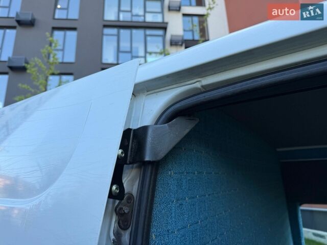 Белый Рено Мастер, объемом двигателя 2.5 л и пробегом 315 тыс. км за 8777 $, фото 25 на Automoto.ua