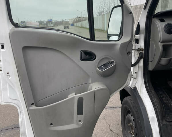 Белый Рено Мастер, объемом двигателя 2.46 л и пробегом 350 тыс. км за 4700 $, фото 12 на Automoto.ua
