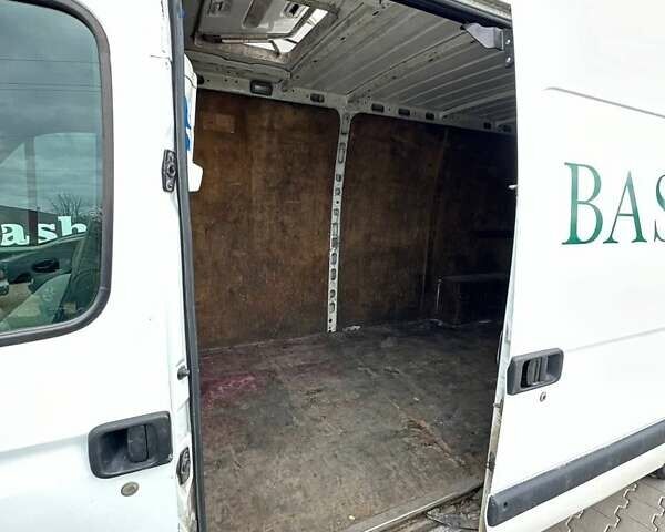 Белый Рено Мастер, объемом двигателя 2.46 л и пробегом 300 тыс. км за 3999 $, фото 6 на Automoto.ua