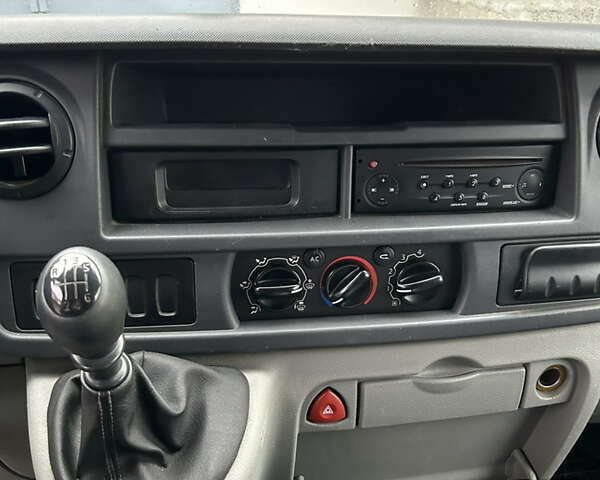 Белый Рено Мастер, объемом двигателя 2.5 л и пробегом 340 тыс. км за 10400 $, фото 29 на Automoto.ua