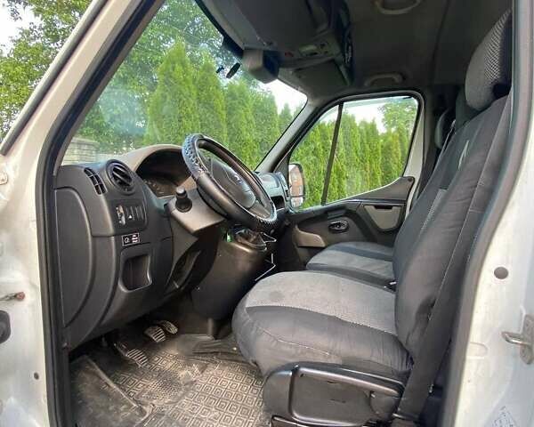 Белый Рено Мастер, объемом двигателя 2.3 л и пробегом 420 тыс. км за 12000 $, фото 1 на Automoto.ua