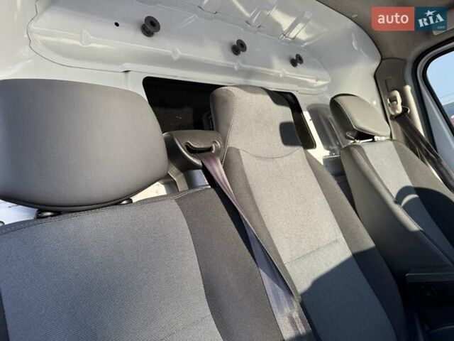 Белый Рено Мастер, объемом двигателя 2.3 л и пробегом 272 тыс. км за 12750 $, фото 12 на Automoto.ua