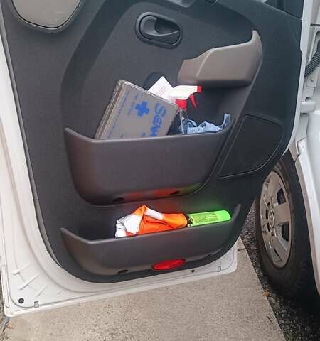 Белый Рено Мастер, объемом двигателя 2.3 л и пробегом 216 тыс. км за 15800 $, фото 8 на Automoto.ua