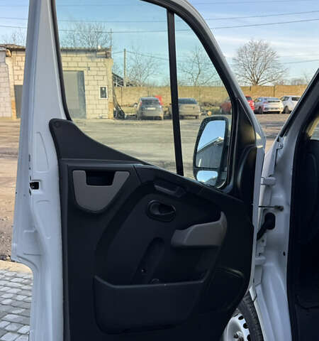 Белый Рено Мастер, объемом двигателя 2.3 л и пробегом 517 тыс. км за 9900 $, фото 16 на Automoto.ua