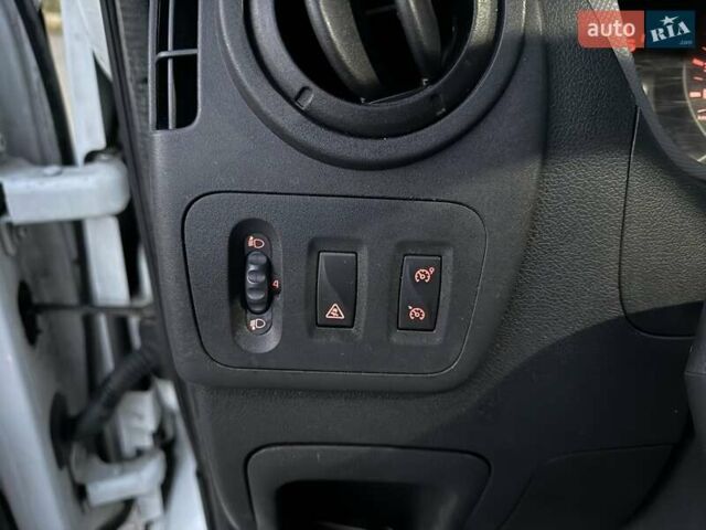 Білий Рено Мастєр, об'ємом двигуна 2.3 л та пробігом 405 тис. км за 16500 $, фото 41 на Automoto.ua