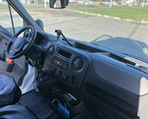Белый Рено Мастер, объемом двигателя 2.3 л и пробегом 107 тыс. км за 19500 $, фото 8 на Automoto.ua